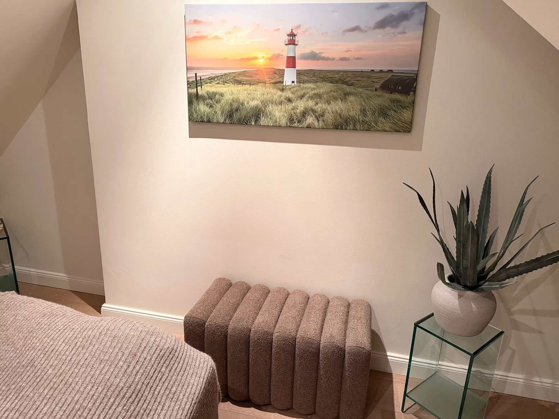Schlafzimmer mit Leuchtturm-Motiv Ferienwohnung Nes Pük Sylt